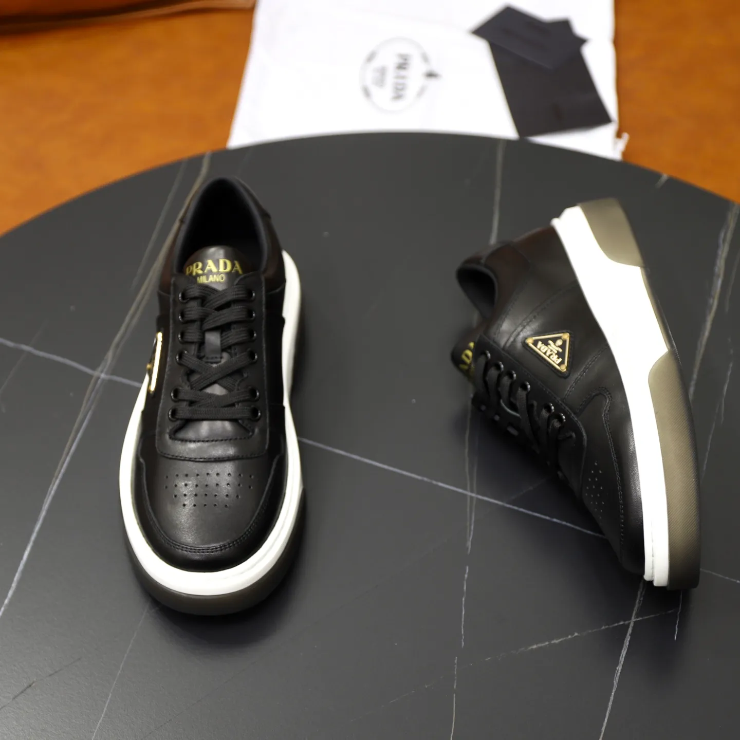 Factory price: 720💰Top original order Brand: PRADA (Prada) Standard code: Men's size 38/44 (45 can be customized) Grade: Same as the official website Material: Original cowhide stitching imported cowhide lining Original combination two-color wear-resistant soft outsole Style category: Leisure and sports version Young fashion European and American trend British style Color: Actual picture color